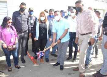 Eddy Báez continúa inicio de obras en comunidades Santiago Oeste