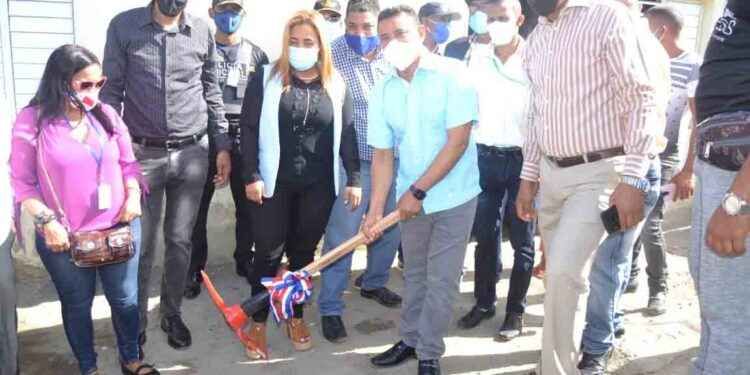 Eddy Báez continúa inicio de obras en comunidades Santiago Oeste