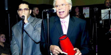 Recuerdan al músico Johnny Pacheco por su legado y humildad durante velatorio
