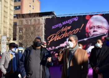 Dominicanos en Nueva York desafían el frío para darle calor y honores a Johnny Pacheco