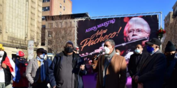 Dominicanos en Nueva York desafían el frío para darle calor y honores a Johnny Pacheco