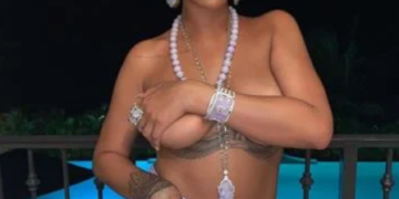 Polémica en India por una foto de Rihanna en toples con una imagen del dios Ganesh