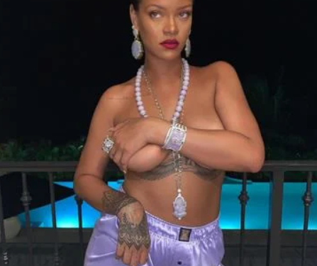 Polémica en India por una foto de Rihanna en toples con una imagen del dios Ganesh
