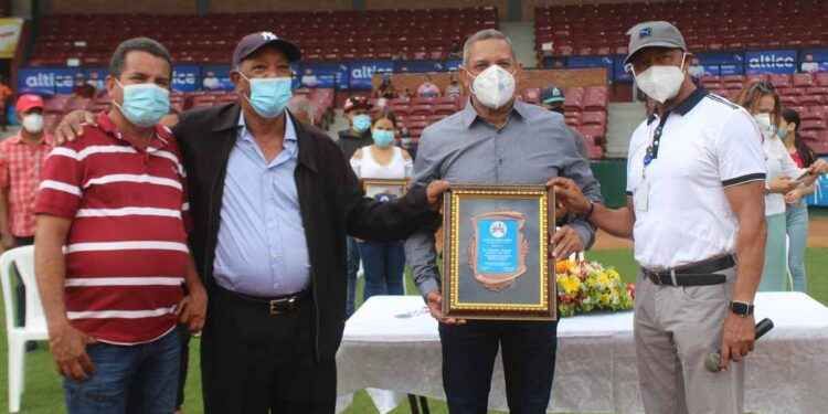 Ligas deportivas realizan homenaje de reconocimiento al senador Franklin Romero