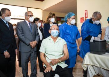 Gabinete de Salud y MINERD inician vacunación a Maestros
