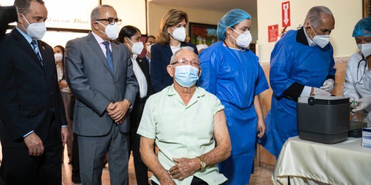 Gabinete de Salud y MINERD inician vacunación a Maestros