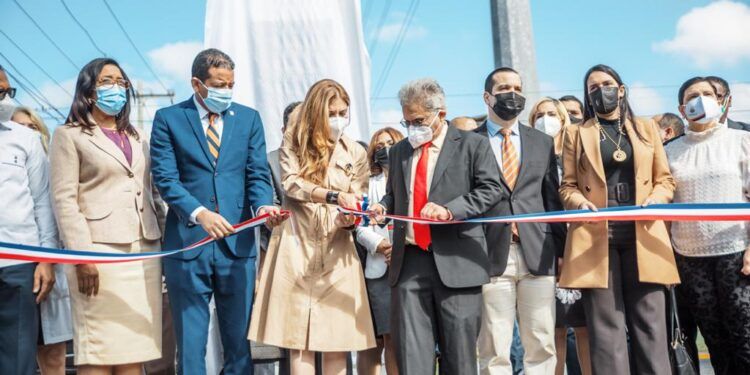 ADN y CMD rinden homenaje en memoria de médicos fallecidos por COVID-19