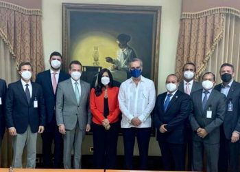 ADOZONA presenta proyecciones de crecimiento del sector al presidente Abinader