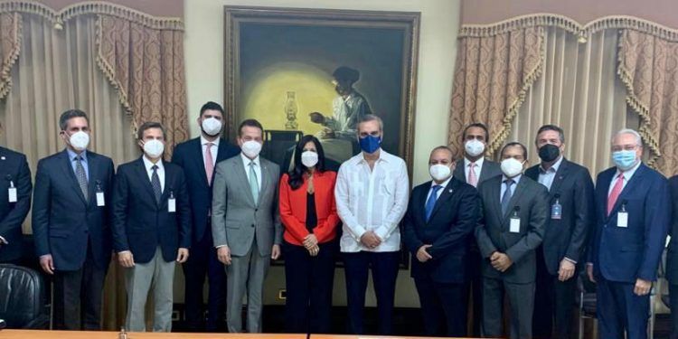 ADOZONA presenta proyecciones de crecimiento del sector al presidente Abinader