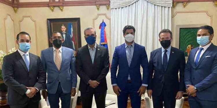Presidente Abinader recibe comisión de APROCOVICI