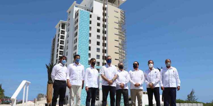 Abinader asegura recuperación del turismo está cerca en RD