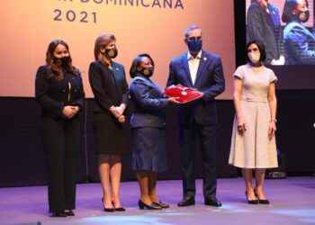 Presidente Abinader impone Medalla al Mérito de la Mujer a 14 destacadas damas