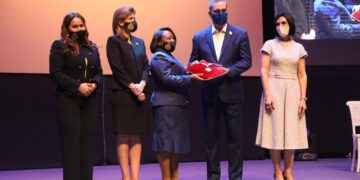 Presidente Abinader impone Medalla al Mérito de la Mujer a 14 destacadas damas