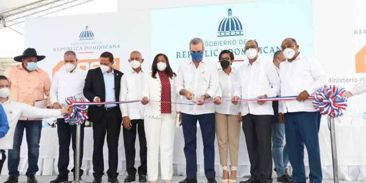 Presidente Abinader inaugura reconstrucción carretera Monte Cristi-Dajabón