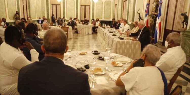 Presidente Abinader ofrece almuerzo a periodistas Haitianos