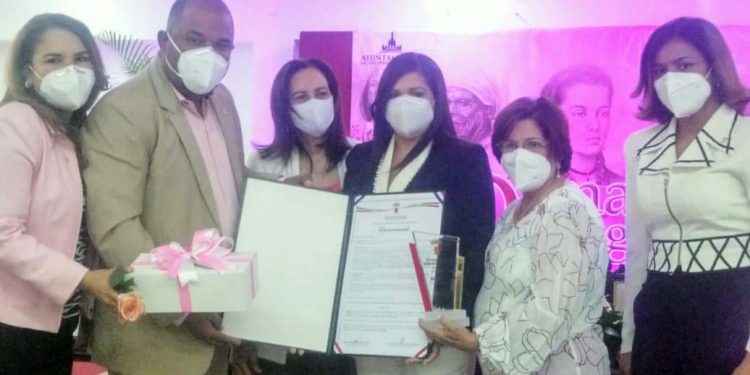 Ayuntamiento de Santiago reconoce a «Damas Distinguidas», entre ellas cinco educadoras
