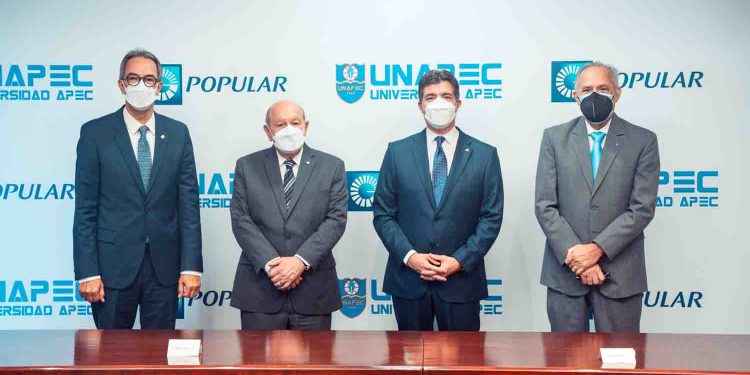 Banco Popular amplía su programa de becas a estudiantes de APEC