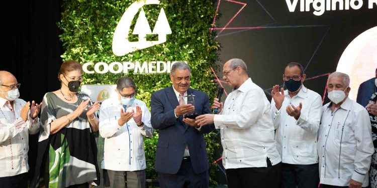 COOPMEDICA reconoce a director AIRAC por sus aportes al Sistema Cooperativo Nacional