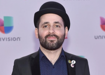El ex Calle 13 Eduardo Cabra firma con la división latina de Warner Music