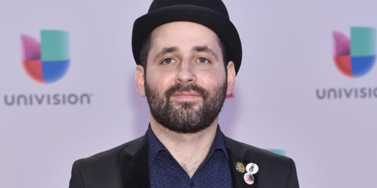 El ex Calle 13 Eduardo Cabra firma con la división latina de Warner Music