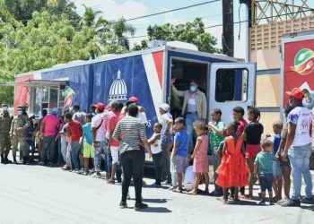 Comedores Económicos distribuyen raciones alimenticias durante visita Abinader a SJM