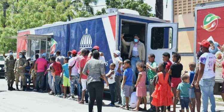 Comedores Económicos distribuyen raciones alimenticias durante visita Abinader a SJM