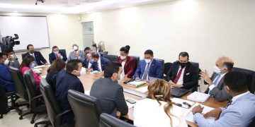 Cámara de Diputados trata tema del impacto que tendría la explotación de hidrocarburos en RD