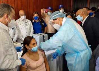 Ministro de Salud Rivera inicia programa vacunación covid-19 a maestros de Santiago