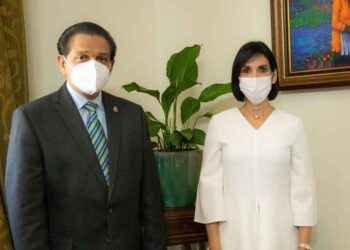 Ministro de Salud y primera dama coinciden en mejorar los servicios del CAID