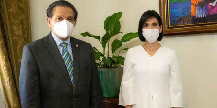Ministro de Salud y primera dama coinciden en mejorar los servicios del CAID