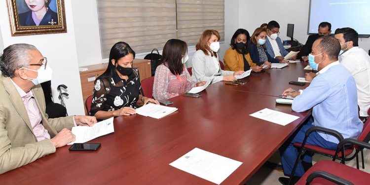 Diputados reciben comisión trata sobre contrato Estado dominicano con empresa Apache
