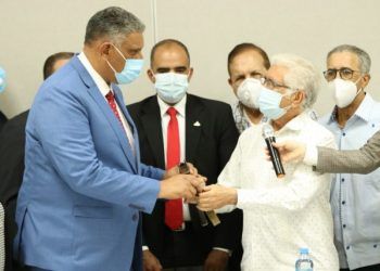 Exsenador por Santiago Mateo Reyes entrega su arma de fuego
