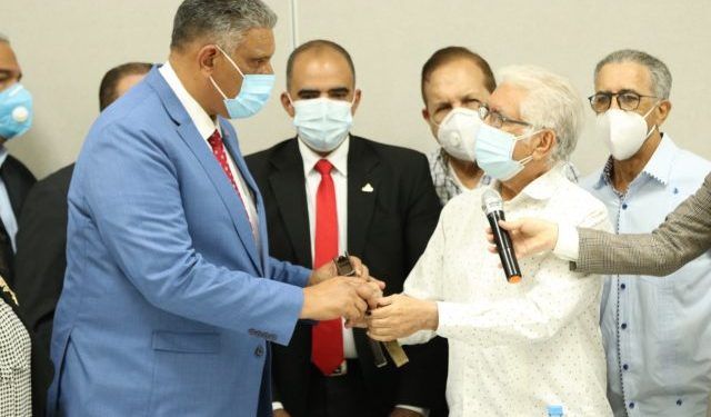 Exsenador por Santiago Mateo Reyes entrega su arma de fuego