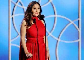Salma Hayek se robó las miradas de los Golden Globes con espectacular vestido rojo