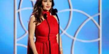 Salma Hayek se robó las miradas de los Golden Globes con espectacular vestido rojo