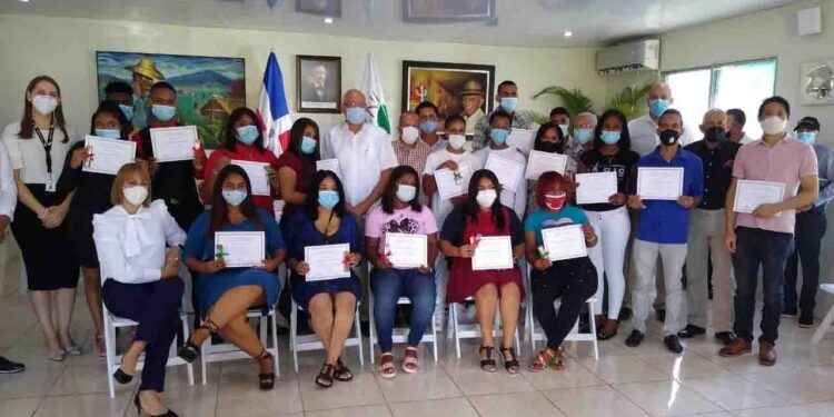 INTABACO entrega certificados a nuevos artesanos de cigarros