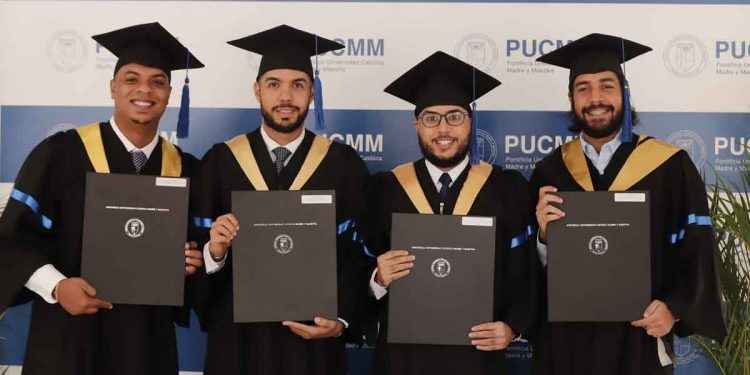 PUCMM entrega nuevos profesionales a la sociedad