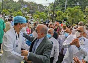 Exministro de Salud Plutarco recibido como héroe en Santiago; dice dejó país con mejor control de covid-19