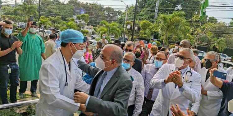 Exministro de Salud Plutarco recibido como héroe en Santiago; dice dejó país con mejor control de covid-19