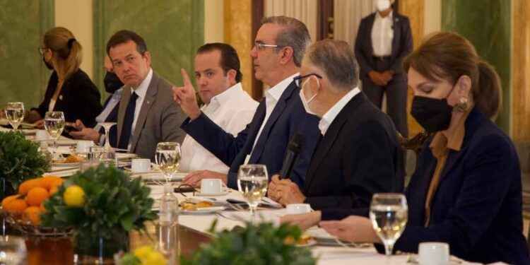 Gobierno cita esfuerzos para amortiguar precios locales por factores internacionales