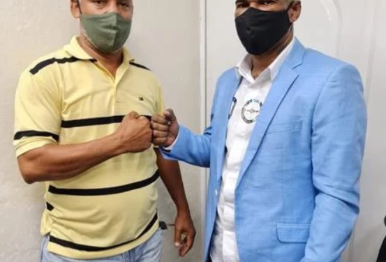 Omega y chofer cambian «el mambo violento» por un son de paz