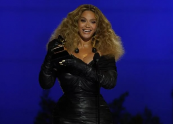 A Beyoncé le roban costosos bolsos y vestidos valorados en un millón de dólares