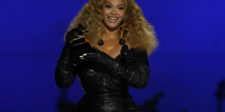 A Beyoncé le roban costosos bolsos y vestidos valorados en un millón de dólares