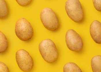 Por qué hay que evitar las patatas verdes y con brotes