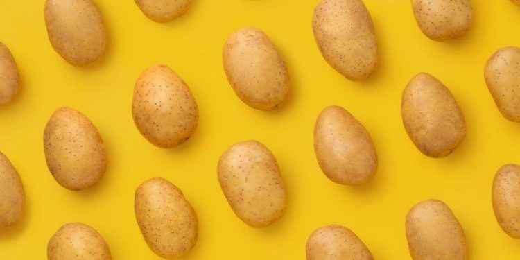 Por qué hay que evitar las patatas verdes y con brotes
