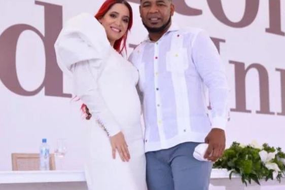 Edwin Encarnación «da un batazo» en la construcción y Karen Yapoort se llena «el pecho de orgullo, querido esposo»