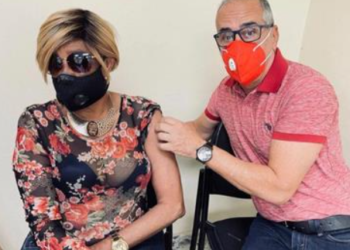 Fefita la Grande se pone la primera dosis de la vacuna: “Hay Fefita pa’ rato”