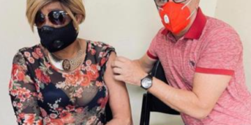 Fefita la Grande se pone la primera dosis de la vacuna: “Hay Fefita pa’ rato”