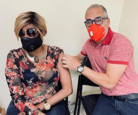 Fefita la Grande se pone la primera dosis de la vacuna: “Hay Fefita pa’ rato”
