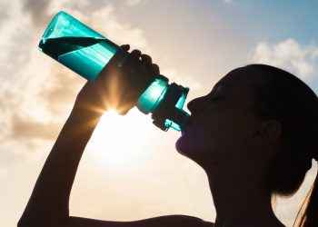 Día Mundial del Agua: qué beneficios tiene y cuántos litros hay que tomar por día